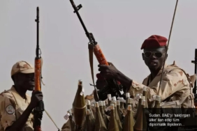 sudan-baeyi-saldirgan-ulke-ilan-edip-tum-diplomatik-iliskilerini-kesti-qum1963s.jpg